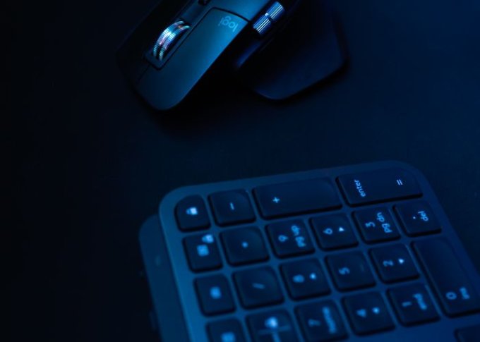 Bezprzewodowa klawiatura Logitech przed podłączeniem do laptopa