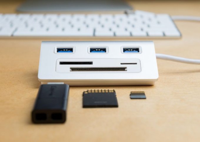 USB hub z USB 3.0 przed podłączeniem do laptopa